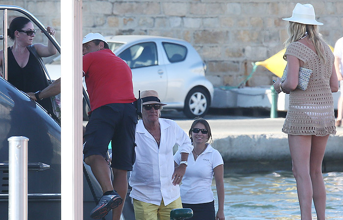 Luxo, glamur e decanso: Rod Stewart curte férias com a família em St. Tropez