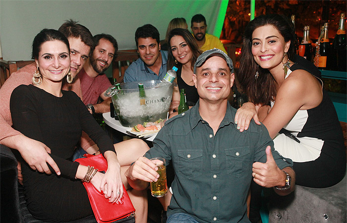 Juliana Paes prestigia amigo em festa de aniversário no Rio