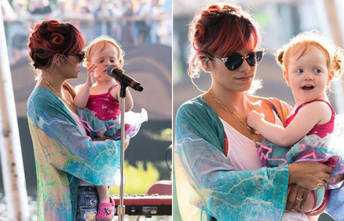 Lily Allen leva a filha para apresentação no Reino Unido