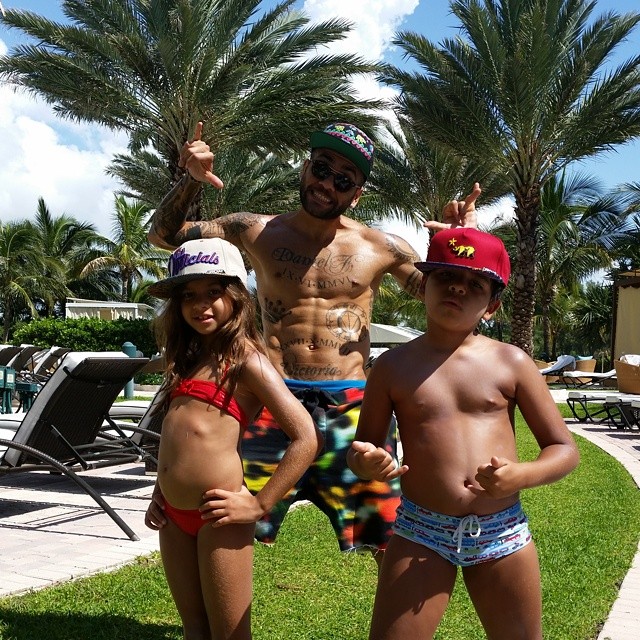 Daniel Alves curte dia na piscina com os filhos