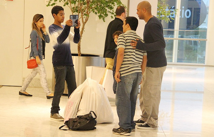 Adriano faz compras com os filhos em shopping no Rio