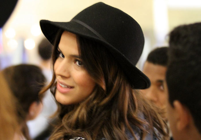 De chapéu e saia, Bruna Marquezine passeia com amigos em shopping carioca