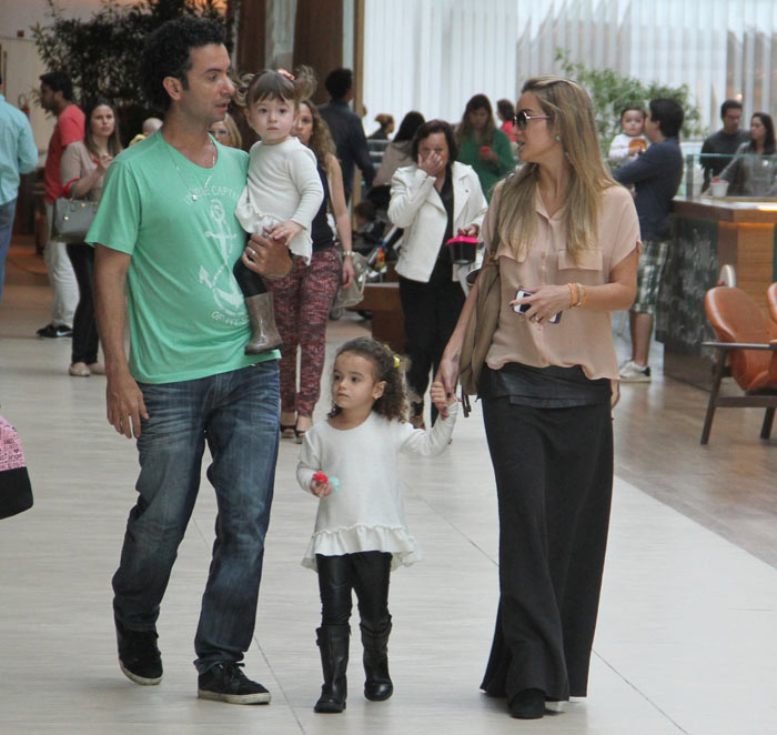 Marco Luque mima a filha durante passeio em família