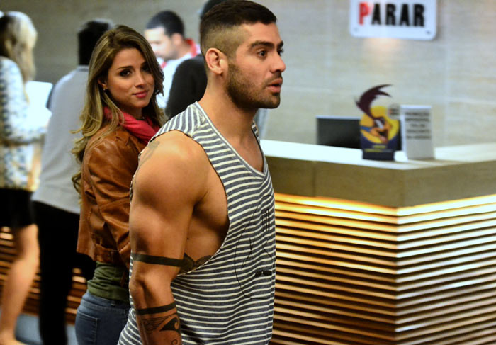 Yuri Fernandes passeia com Angela Souza em shopping carioca