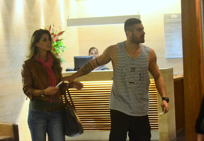 Yuri Fernandes passeia com Angela Souza em shopping carioca