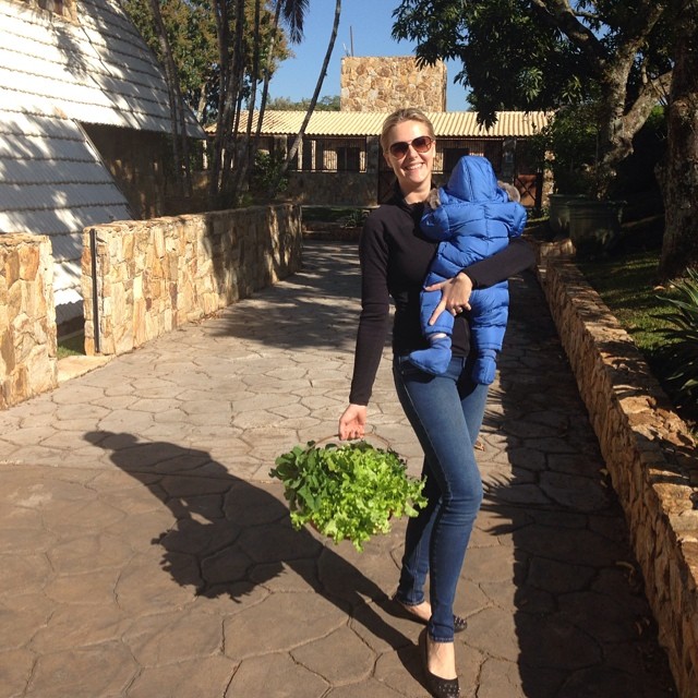 Ana Hickmann colhe verduras na horta de sua casa com o filho no colo. Leia em O Fuxico!