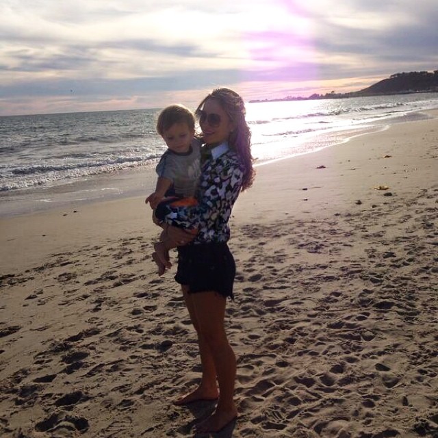 Claudia Leitte passa tarde na praia com o  filho antes de show