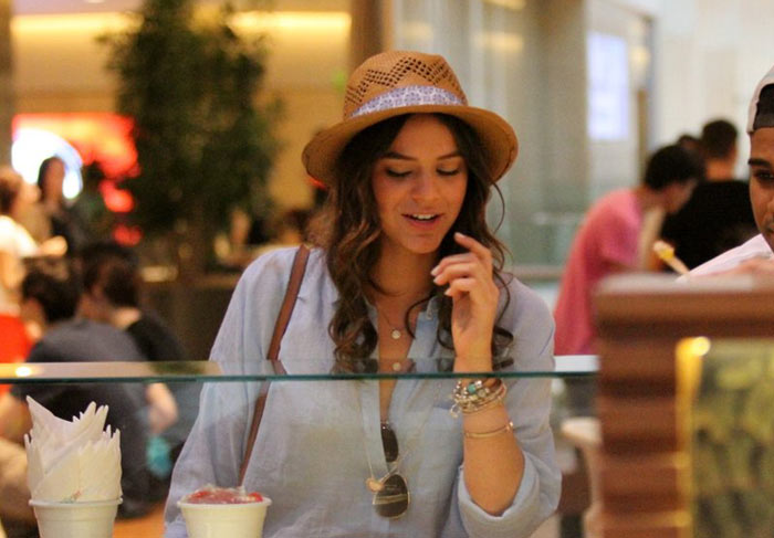 Bruna Marquezine toma sorvete e atende fãs durante passeio em shopping