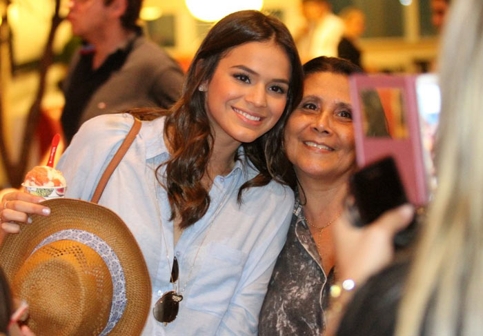 Bruna Marquezine toma sorvete e atende fãs durante passeio em shopping