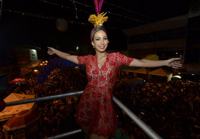 Viviane Araújo e Valesca Popozuda arrasam na parada LGBT de Madureira