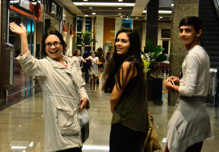 Regina Duarte se diverte com fotógrafos em shopping carioca