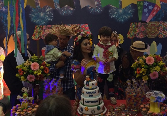 Juliana Paes se veste de caipira no aniversário do filho Antônio