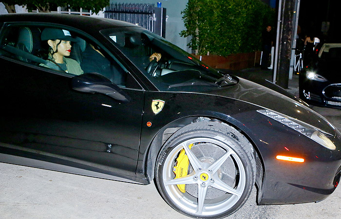 Rihanna chega de Ferrari para jantar em Santa Mônica