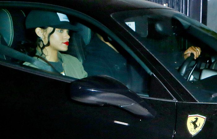 Rihanna chega de Ferrari para jantar em Santa Mônica