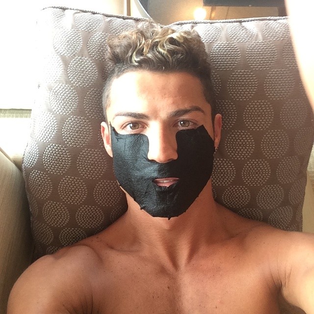 Cristiano Ronaldo faz máscara estética para cuidar da pele