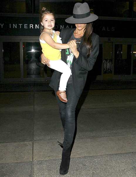 Harper Seven rouba a cena ao desembarcar no aeroporto com Victoria Beckham