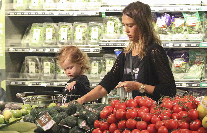 Jessica Alba faz compras com a filha caçula em supermercado