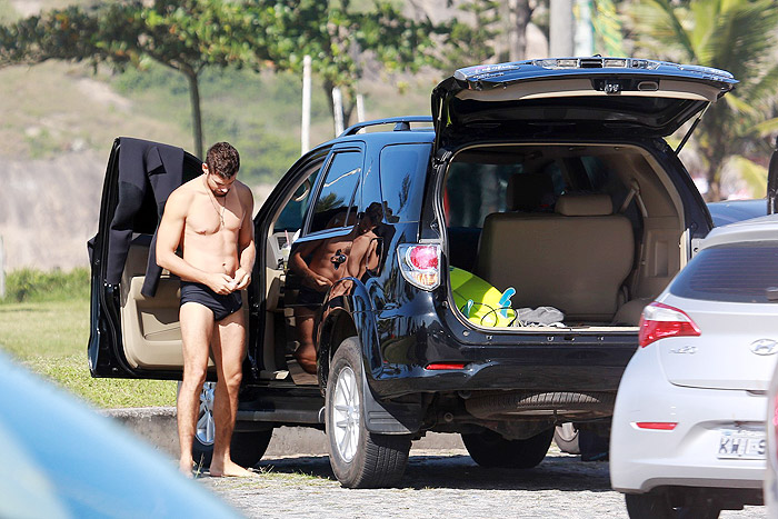 Cauã Reymond pega onda no Recreio, no Rio