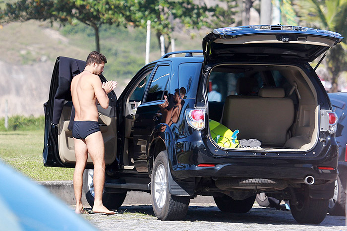 Cauã Reymond pega onda no Recreio, no Rio