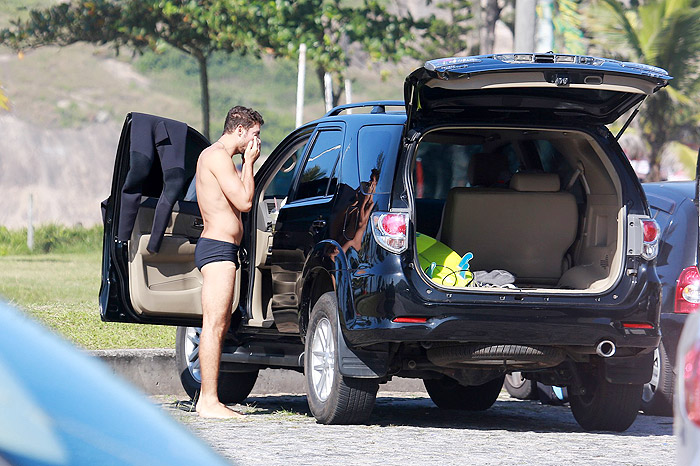 Cauã Reymond pega onda no Recreio, no Rio