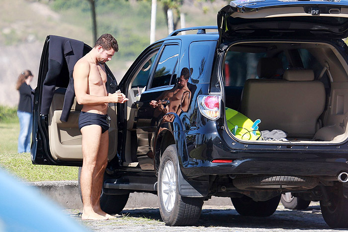 Cauã Reymond pega onda no Recreio, no Rio