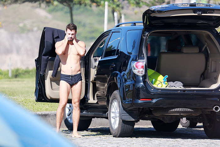 Cauã Reymond pega onda no Recreio, no Rio