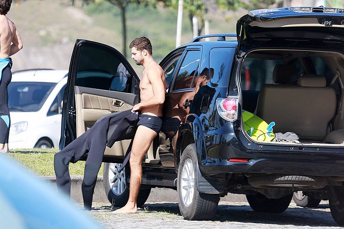 Cauã Reymond pega onda no Recreio, no Rio