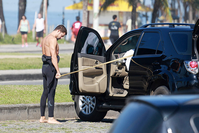 Cauã Reymond pega onda no Recreio, no Rio