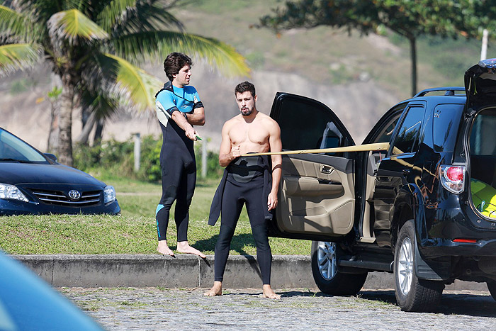 Cauã Reymond pega onda no Recreio, no Rio