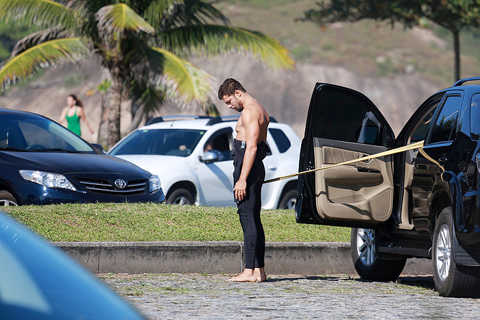 Cauã Reymond pega onda no Recreio, no Rio