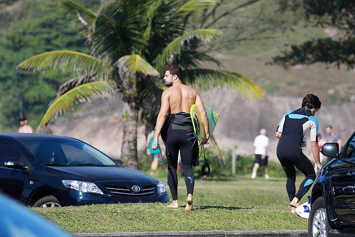 Cauã Reymond pega onda no Recreio, no Rio