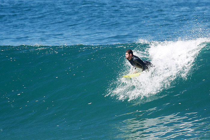 Cauã Reymond pega onda no Recreio, no Rio