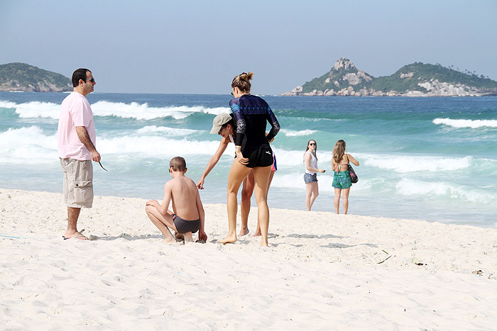 Grazi Massafera curte praia com a filha Sophia na Barra da Tijuca