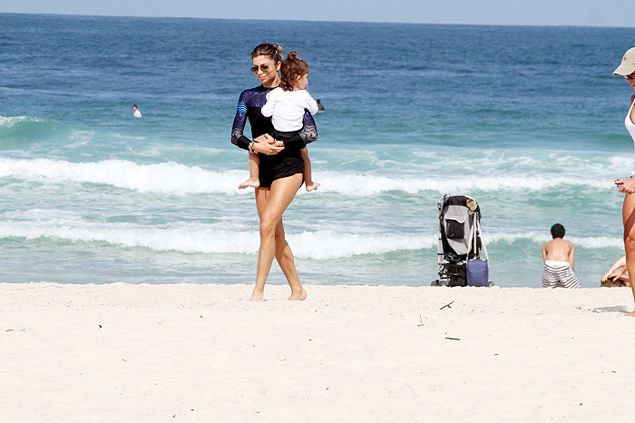 Grazi Massafera curte praia com a filha Sophia na Barra da Tijuca