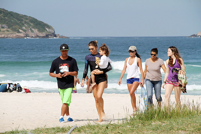 Grazi Massafera curte praia com a filha Sophia na Barra da Tijuca