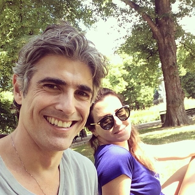 Reynaldo Gianecchini passeia em parque com Christiane Alves durante as férias. Leia em O Fuxico!