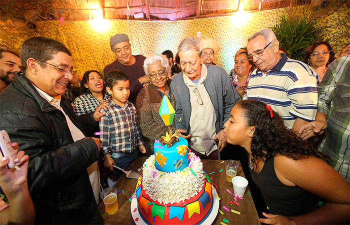 Zeca Pagodinho comemora aniversário do pai em clima de arraial