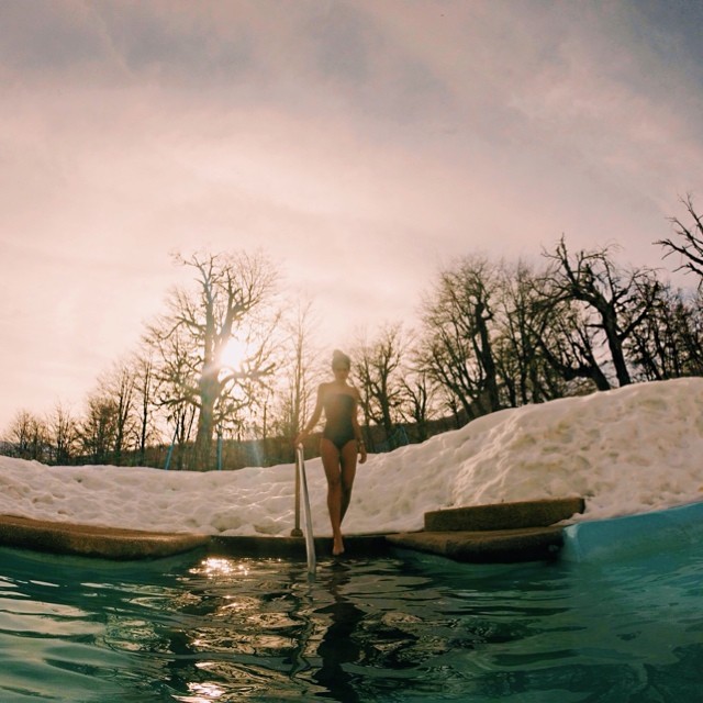 Antônia Morais curte piscina termal no Chile