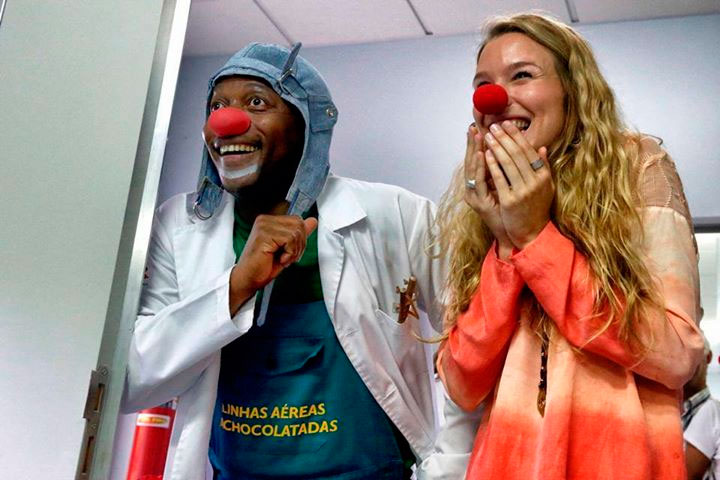 ) Joss Stone faz a alegria de crianças carentes em hospital em Portugal