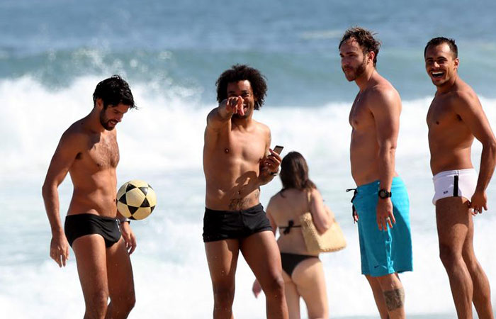  De férias, jogador Marcelo, da seleção, curte dia de praia com amigos e a família