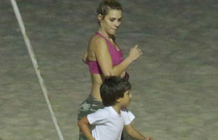 Bom exemplo! Carolina Dieckmann faz exercícios com o filho, José