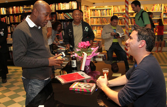  Nando Cunha e Dedé Santana prestigiam lançamento do livro Mussum Forévis