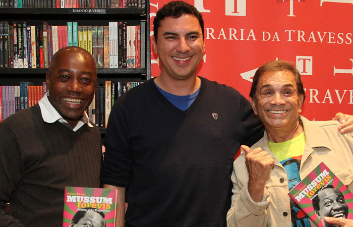  Nando Cunha e Dedé Santana prestigiam lançamento do livro Mussum Forévis