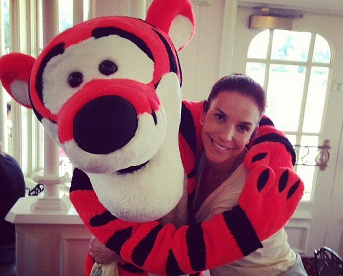 Na Disney, Ivete Sangalo posa com Tigrão: “Começa uma nova amizade”