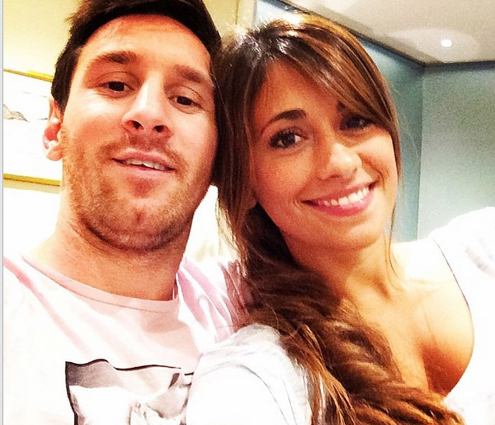 De férias, Lionel Messi posa com a mulher