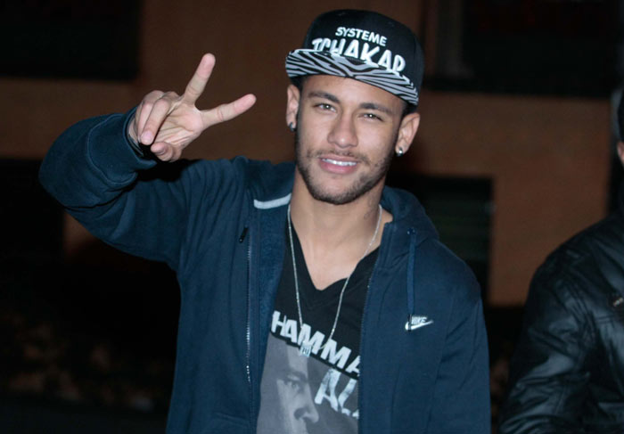 Neymar é clicado na saída de restaurante em São Paulo