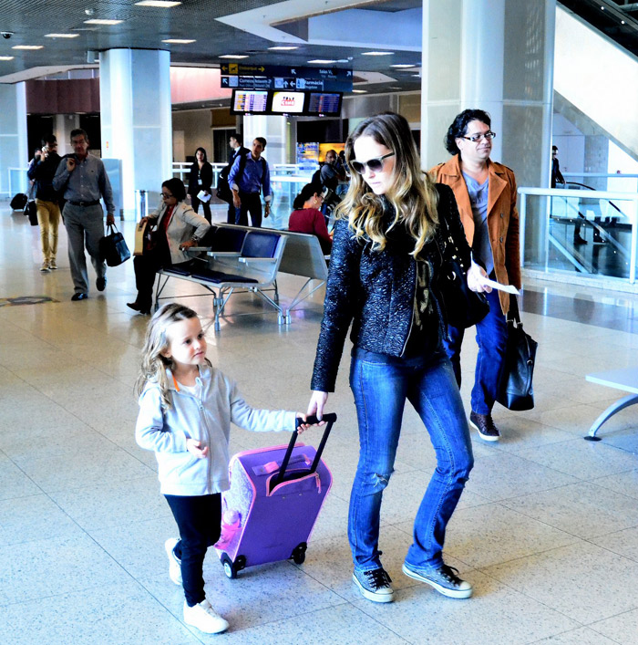 Fernanda Rodrigues embarca com a filha Luísa no Rio de Janeiro