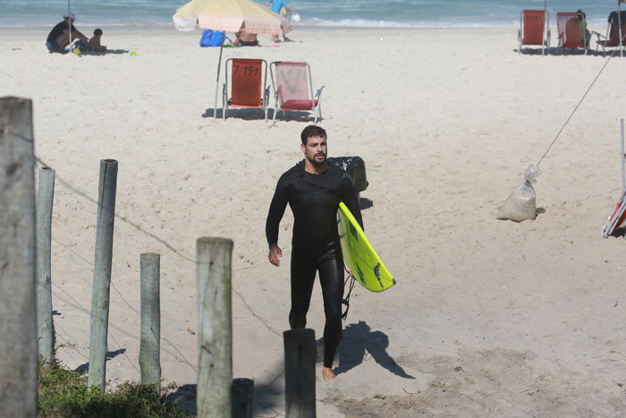 Cauã Reymond mostra suas habilidades no surf no Rio de Janeiro