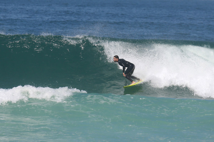 Cauã Reymond mostra suas habilidades no surf no Rio de Janeiro