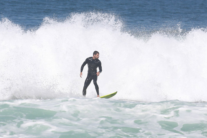 Cauã Reymond mostra suas habilidades no surf no Rio de Janeiro